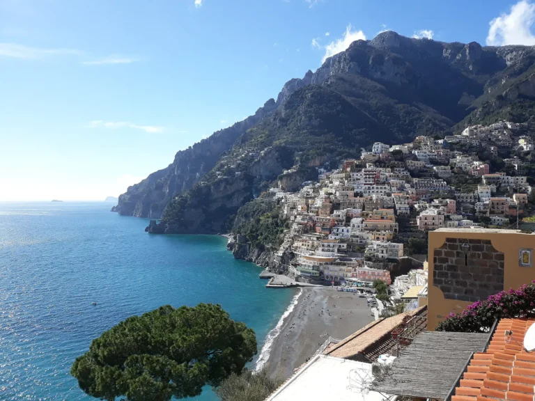 Panoramic view of Positano, a picturesque village on the Amalfi Coast, with its colorful houses overlooking the crystal-clear sea.